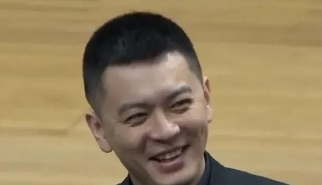 “他的伤势很严重，所以要一步一步来，但他正在和我们一起训练，他很积极，所以很快他就会回来。